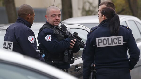 Police officers patrol near a pre-school in Paris suburb Aubervilliers on Monday, Dec.14, 2015. - Sputnik International