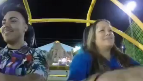 Girl Passes Out on Amusement Park Ride - Sputnik International