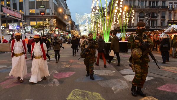 Belgian soldiers patrol during the opening night of the annual Christmas market on November 27, 2015 in Brussels - Sputnik International
