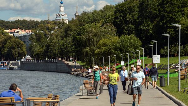 People relax on the Moskva-river embankment on the territory of the Vorobyovy Gory Nature Park, Moscow - Sputnik International