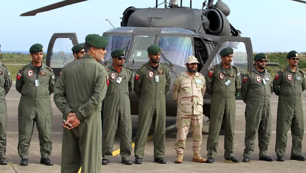 Saudi troops pose in front of an helicopter - Sputnik International