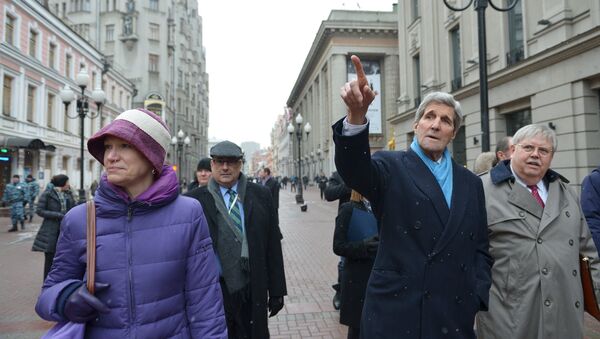U.S. Secretary of State John Kerry (C) walks on Arbat Street while souvenir shopping with Celeste Wallander of the National Security Council (L) and U.S. Ambassador to Russia John Tefft (R) in Moscow on December 15, 2015 - Sputnik International