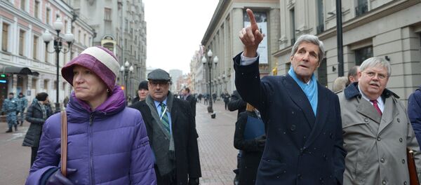 U.S. Secretary of State John Kerry (C) walks on Arbat Street while souvenir shopping with Celeste Wallander of the National Security Council (L) and U.S. Ambassador to Russia John Tefft (R) in Moscow on December 15, 2015 - Sputnik International