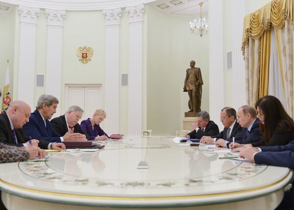US Secretary of State John Kerry, 2nd left, and US Ambassador in Russia John Tefft, 3rd left, take part in a meeting with Russia's President Vladimir Putin, 2nd right, and Russia's Foreign minister Sergey Lavrov. 3rd right, in Moscow - Sputnik International