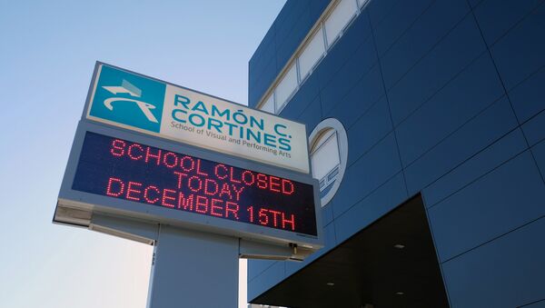 A sign indicates students that the school is closed at the Ramon Cortines School of Visual and Performing Arts in Los Angeles on Tuesday morning, Dec. 15, 2015. - Sputnik International