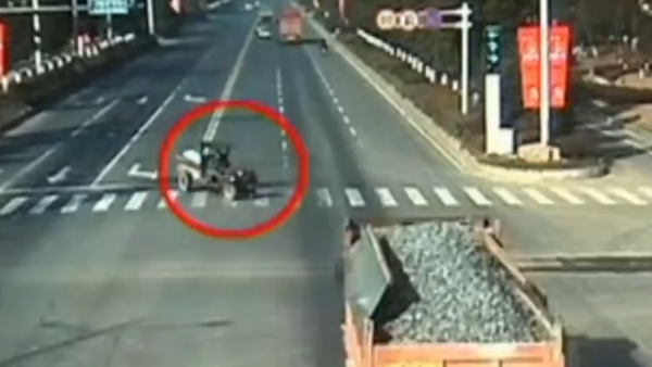 Yikes! Tractor Vs. Truck in China - Sputnik International