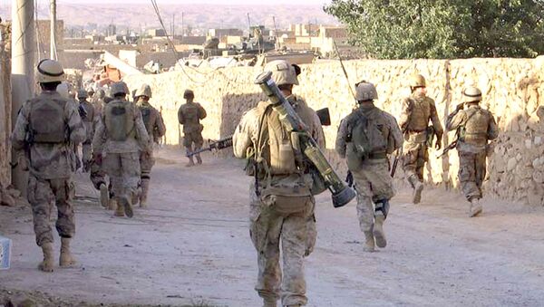 A picture released by the US Marines shows Marines from 3rd Battalion, 2nd Marine Regiment (3/2) and Iraqi Special Forces patrolling a street in the city of Karabilah, near Iraq's northwestern border with Syria (file) - Sputnik International
