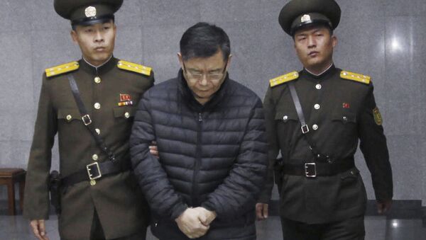 Hyeon Soo Lim, center, who pastors the Light Korean Presbyterian Church in Toronto, is escorted to his sentencing in Pyongyang, North Korea, Wednesday, Dec. 16, 2015 - Sputnik International
