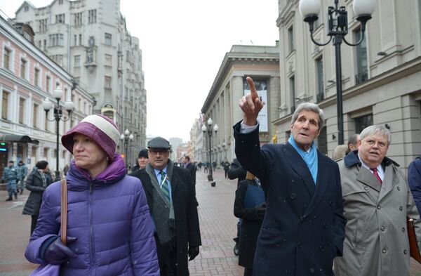 U.S. Secretary of State John Kerry (C) walks on Arbat Street while souvenir shopping with Celeste Wallander of the National Security Council (L) and U.S. Ambassador to Russia John Tefft (R) in Moscow on December 15, 2015 - Sputnik International