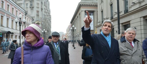 U.S. Secretary of State John Kerry (C) walks on Arbat Street while souvenir shopping with Celeste Wallander of the National Security Council (L) and U.S. Ambassador to Russia John Tefft (R) in Moscow on December 15, 2015 - Sputnik International