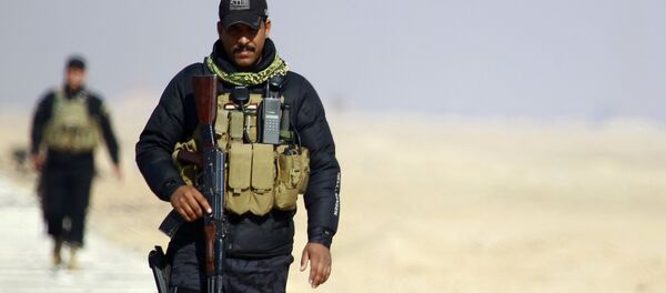 Members of the Iraqi security forces patrol the Najaf governorate’s border with the mostly Islamic State (IS) group controlled western province of Anbar as new security measures have been taken to beef up security on the border of the Saudi desert on January 24, 2015 - Sputnik International