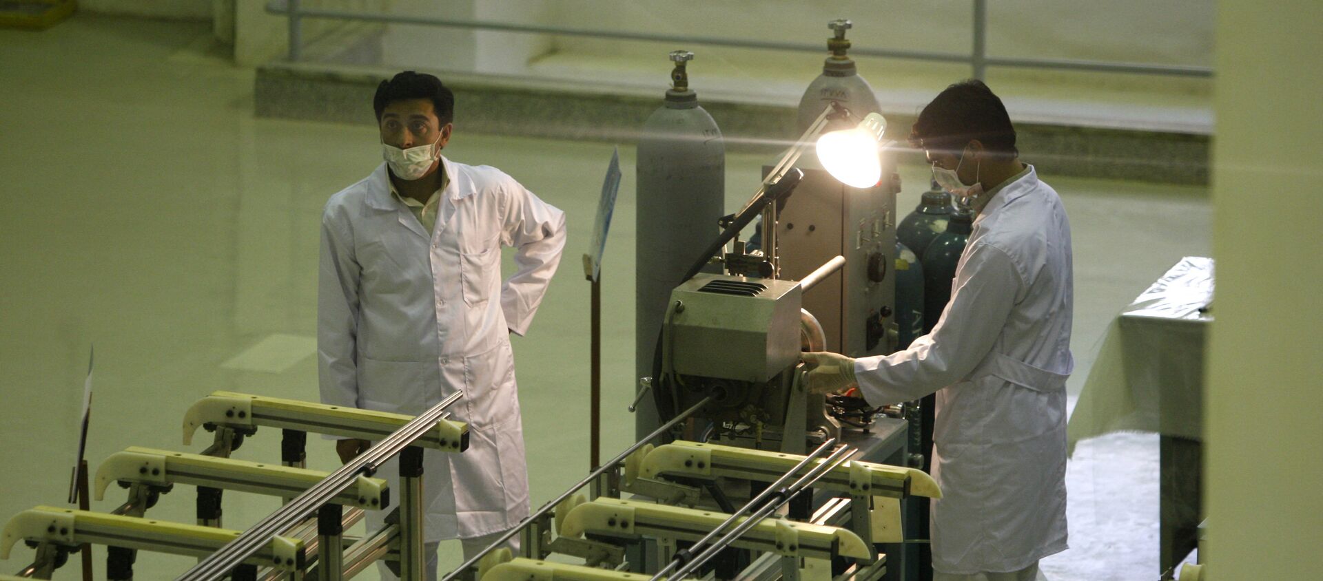 In this April 9, 2009 file picture Iranian technicians work at a new facility producing uranium fuel for a planned heavy-water nuclear reactor, just outside the city of Isfahan, 255 miles (410 kilometers) south of the capital Tehran - Sputnik International, 1920, 20.08.2020