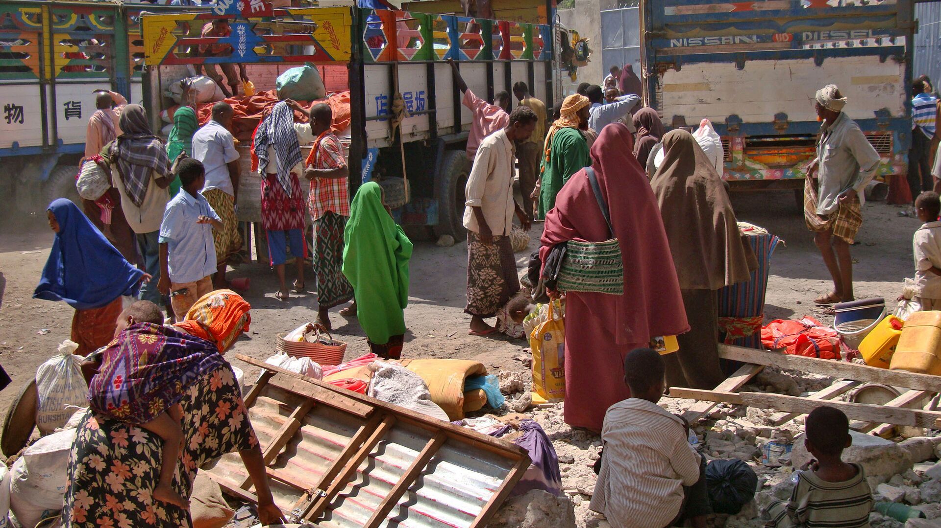 Displaced Somalis who had fled a severe famine in the south of the Horn of Africa country prepare to leave an internally displaced persons camp in Mogadishu January 8, 2012 to resettle back at their respective home regions - Sputnik International, 1920, 24.06.2022
