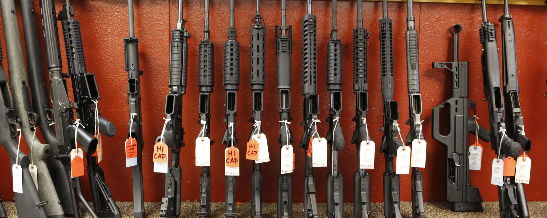This photo taken on Thursday, June 27, 2013, shows a rack of rifles at Firing-Line gun store in Aurora, Colo. - Sputnik International, 1920, 20.02.2021
