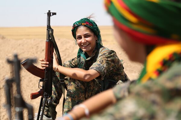 Female fighters from the Kurdish People Protection Unit (YPG) take a break on the front line in the northeastern Syrian city of Hasakeh on September 4, 2015. - Sputnik International