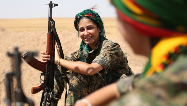 Female fighters from the Kurdish People Protection Unit (YPG) take a break on the front line in the northeastern Syrian city of Hasakeh on September 4, 2015. - Sputnik International