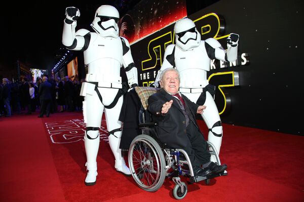 Kenny Baker, best known as the man inside of R2-D2, poses for photographers upon arrival at the European premiere of the film 'Star Wars: The Force Awakens ' in London. - Sputnik International