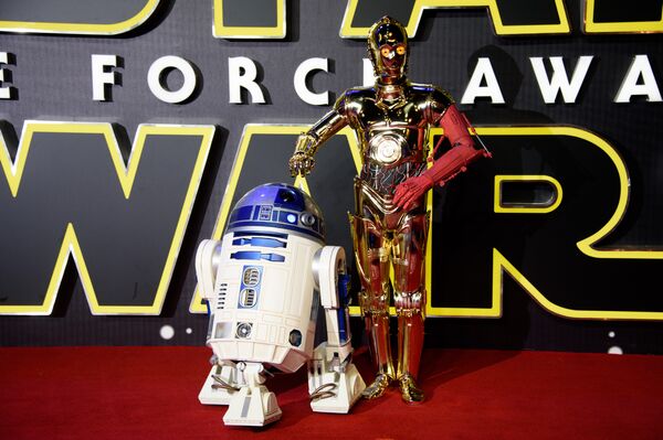 Actors dressed as C3PO and R2D2 pose for photographers upon arrival at the European premiere of the film 'Star Wars: The Force Awakens ' in London. - Sputnik International