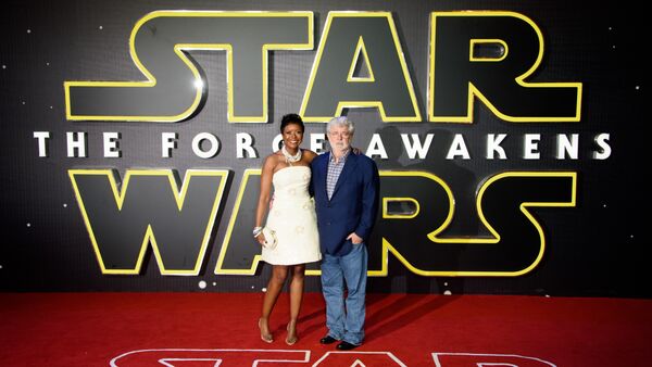 Star Wars creator George Lucas and his wife Mellody Hobson pose for photographers upon arrival at the European premiere of the film 'Star Wars: The Force Awakens ' in London. - Sputnik International