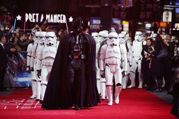 Actors dressed as Stormtroopers and Darth Vader arrive at the European premiere of the film 'Star Wars: The Force Awakens ' in London. - Sputnik International