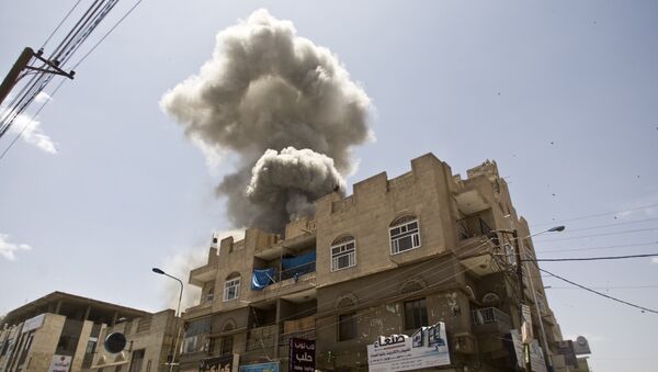 Smoke rises from a house of former Yemeni president Ali Abdullah Saleh after a Saudi-led airstrike in Sanaa, Yemen, Sunday, May 10, 2015. - Sputnik International