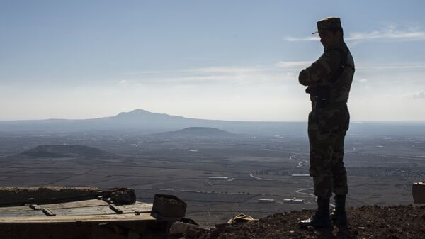 A soldier of the Syrian Arab Army at an observation post at the frontline in the al-Kom village of the Quneitra province in Syria - Sputnik International