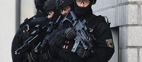 Members of the German police's so-called BFE+ (Evidence and Arrestment Unit) anti terror unit present a training operation in Berlin's Ahrensfelde district on December 16, 2015. - Sputnik International