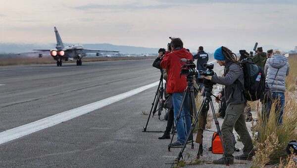 Russian and foreign media representatives at the Hmeymim airbase (Syria) - Sputnik International
