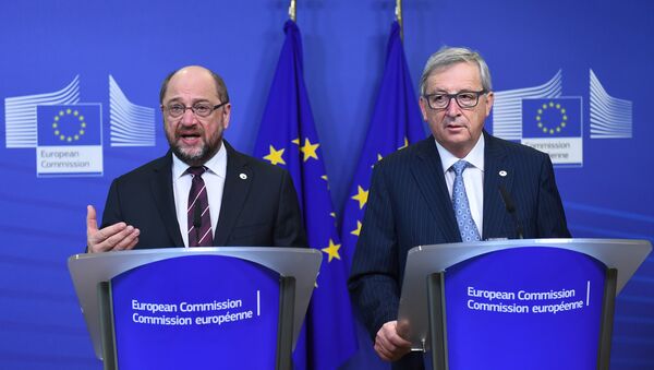 European Commission President Jean-Claude Juncker (R) and European Parliament President Martin Schulz address a press conference at the European Commission ahead of a EU leaders' summit in Brussels, on December 17, 2015 - Sputnik International