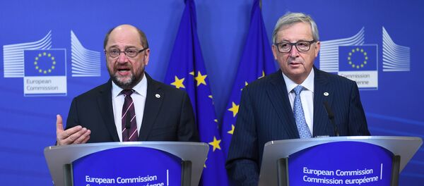 European Commission President Jean-Claude Juncker (R) and European Parliament President Martin Schulz address a press conference at the European Commission ahead of a EU leaders' summit in Brussels, on December 17, 2015 European Commission President Jean-Claude Juncker (R) and European Parliament President Martin Schulz address a press conference at the European Commission ahead of a EU leaders' summit in Brussels, on December 17, 2015 - Sputnik International