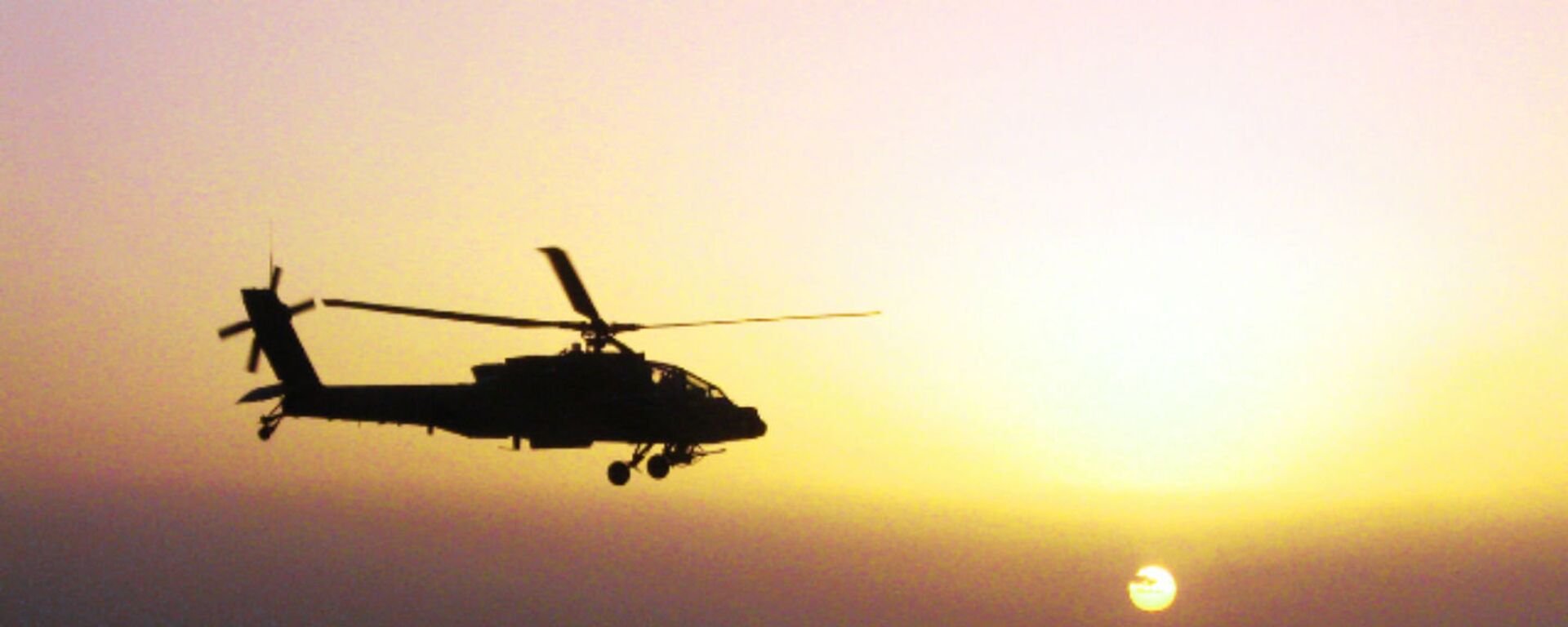 An AH-64D Apache helicopter, belonging to 1st Battalion, 4th Aviation Regiment, Attack Reconnaissance Battalion, flies over Iraq. - Sputnik International, 1920, 28.04.2023