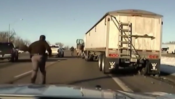 Nebraska Deputy Jumps into Moving Truck on Highway to End Pursuit - Sputnik International