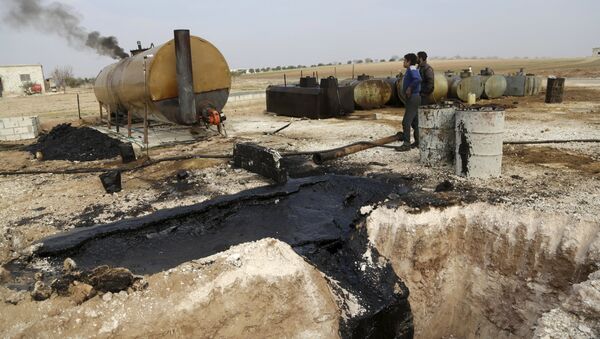 Men work at a makeshift oil refinery site in Marchmarin town, southern countryside of Idlib, Syria December 16, 2015 - Sputnik International