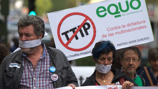 Protesters take part in demonstration against Transatlantic Trade and Investment Partnership (TTIP) in Madrid  (File) - Sputnik International