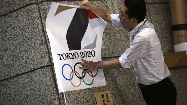 The poster with a logo of Tokyo Olympic Games 2020 is removed from the wall by a worker during an event staged for photographers at the Tokyo Metropolitan Government building in Tokyo Tuesday, Sept. 1, 2015 - Sputnik International