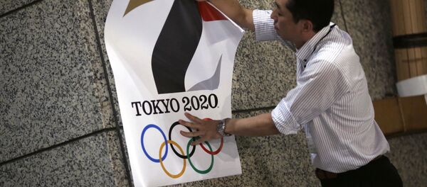The poster with a logo of Tokyo Olympic Games 2020 is removed from the wall by a worker during an event staged for photographers at the Tokyo Metropolitan Government building in Tokyo Tuesday, Sept. 1, 2015 - Sputnik International