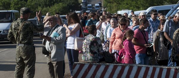 Residents of the Donetsk and Luhansk regions wait to cross a Ukrainian government forces' checkpoint at the road from Horlivka to Artemivsk near Artemivsk, Donetsk region eastern Ukraine. File photo - Sputnik International