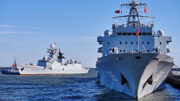 Chinese Navy replenishment ship 'Qiandaohu' (R) and multi-role frigate 'Yiyang' (L) enter the port of Gdynia in Gdynia, Poland, on October 7, 2015, marking the first-ever such visit in the NATO and EU member - Sputnik International