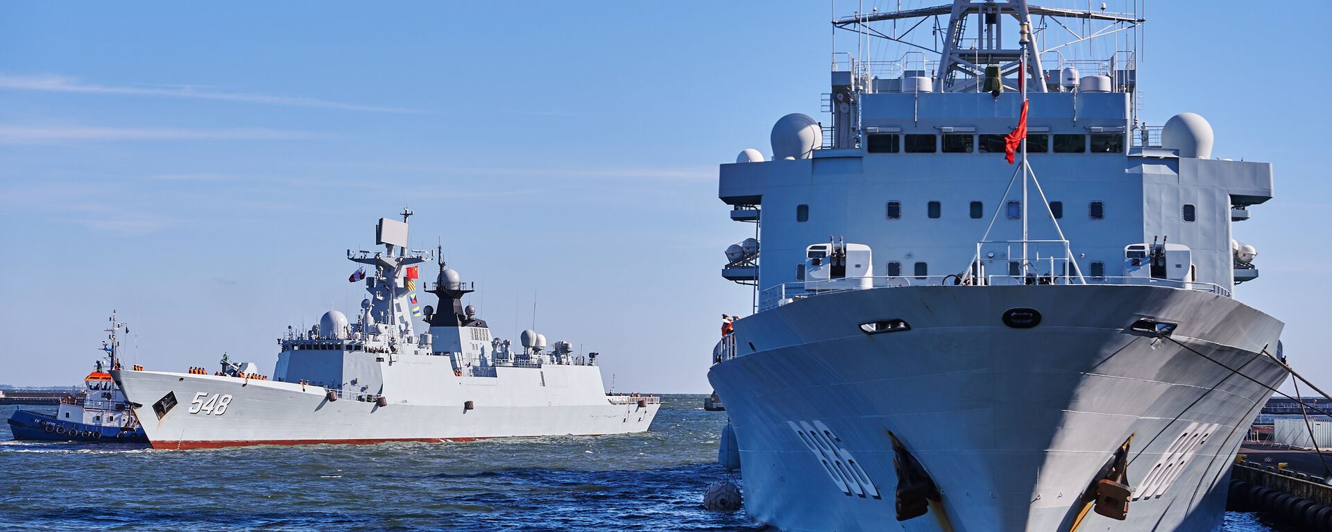 Chinese Navy replenishment ship 'Qiandaohu' (R) and multi-role frigate 'Yiyang' (L) enter the port of Gdynia in Gdynia, Poland, on October 7, 2015, marking the first-ever such visit in the NATO and EU member - Sputnik International, 1920, 31.10.2023