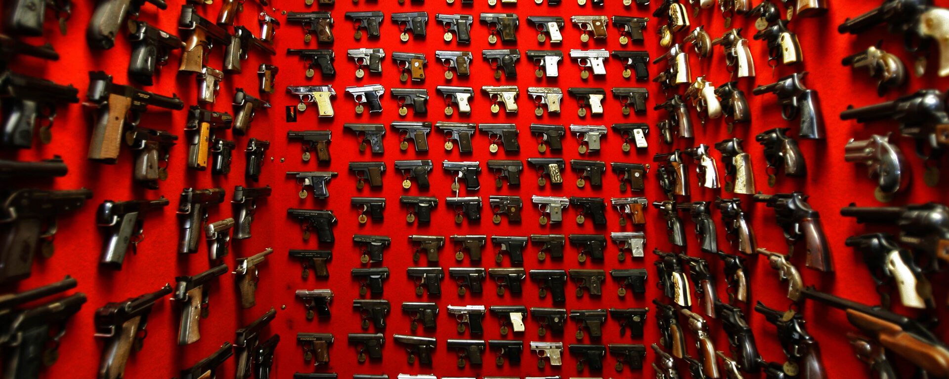 In this file photo, guns line the walls of the firearms reference collection at the Washington Metropolitan Police Department headquarters in Washington on Friday, Sept. 28, 2007 - Sputnik International, 1920, 09.06.2023