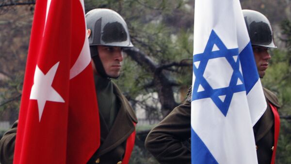 Turkish honour guard soldiers hold an Israeli, right, and Turkish flag, Ankara, Turkey (File) - Sputnik International