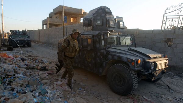 Iraqi troops and allied paramilitaries advance on December 6, 2015 down a street in Husayba, an Iraqi rural town in the Euphrates Valley seven kilometres (4.5 miles) east of Ramadi, where government forces have been closing on Islamic State (IS) group militants who seized the Anbar province's capital in May after a three-day blitz involving dozens of huge truck bombs - Sputnik International