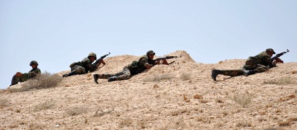 Syrian soldiers get in position during clashes with Islamic State (IS) group jihadists in northeastern Palmyra Syrian soldiers get in position during clashes with Islamic State (IS) group jihadists in northeastern Palmyra - Sputnik International