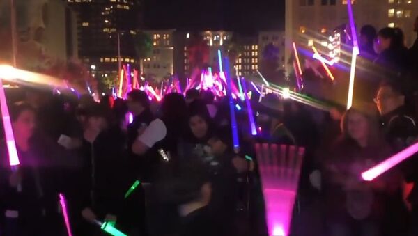 USA: May the force be with you! Star Wars fans hold mass lightsabre battle in LA - Sputnik International