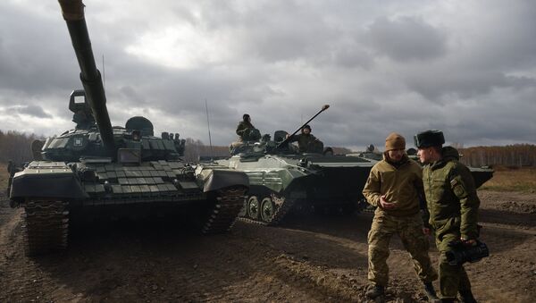 A T-72 tank goes through fields trials at Chebrakul base - Sputnik International