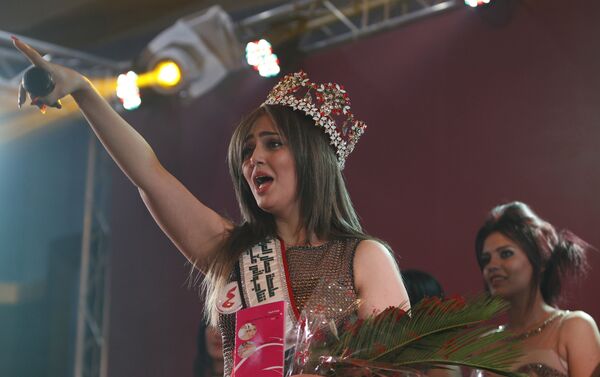 Miss Iraq Shaima Qassem waves to the crowd during the Miss Iraq Pageant in Baghdad, December 19, 2015 - Sputnik International