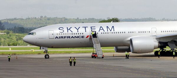 Airport workers are seen near the Air France Boeing 777 aircraft that made an emergency landing is pictured at Moi International Airport in Kenya's coastal city of Mombasa, December 20, 2015 - Sputnik International