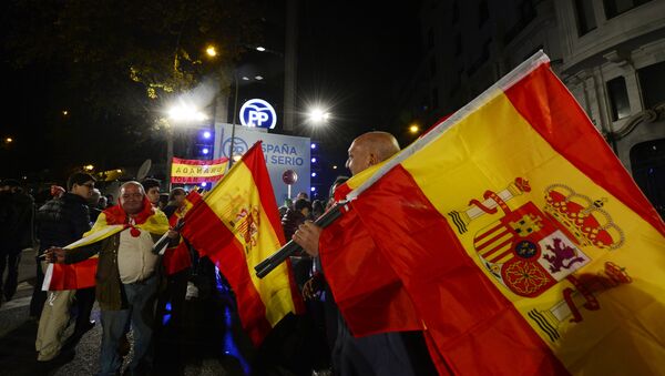 Popular Party (PP) supporters wave Spanish flags in front of the party's headquarters after the partial results of Spain's general elections in Madrid on December 20, 2015. - Sputnik International