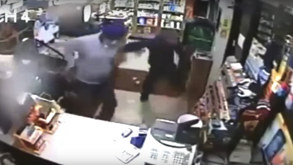 Screenshot from CCTV in which Amrick Singh fights off a would-be robber with a slipper - Sputnik International