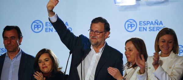 Spain's Prime Minister and People's Party (PP) candidate Mariano Rajoy waves to supporters from a balcony at the party headquarters flanked by fellow party members and his wife Elvira Fernandez (2nd R) after results were announced in Spain's general election in Madrid, Spain, December 21, 2015 - Sputnik International
